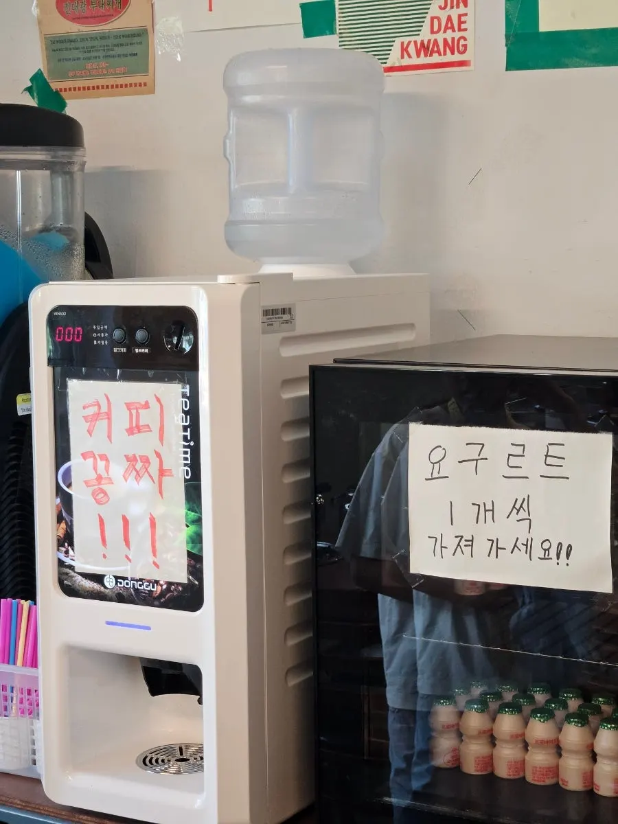 매장 벽에 붙은 안내문과 레트로 소품