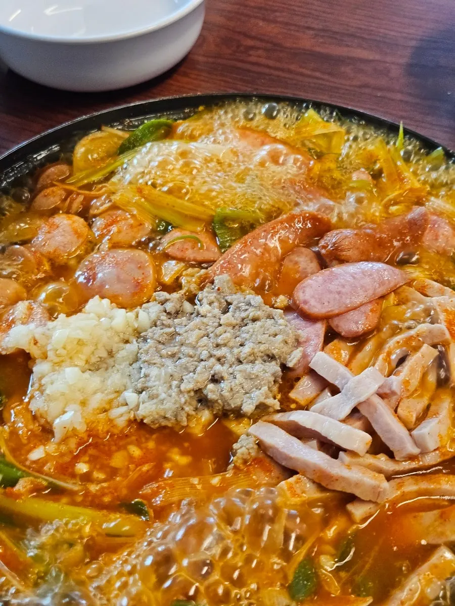 소시지와 햄이 가득 올라간 부대찌개