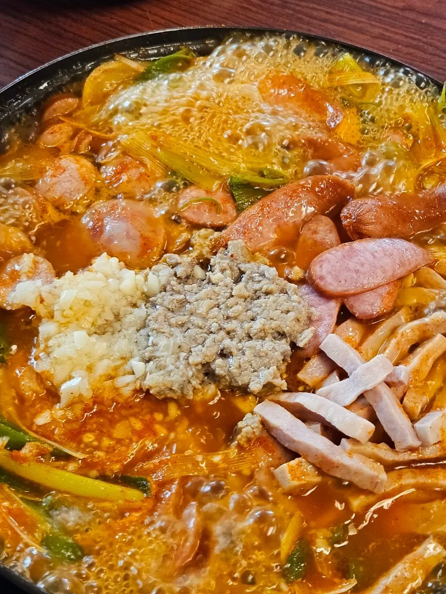 보글보글 끓고 있는 부대찌개 냄비