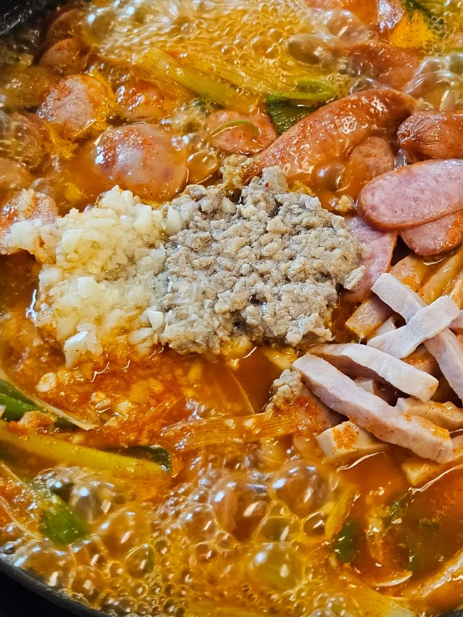 라면사리를 넣어 끓인 부대찌개