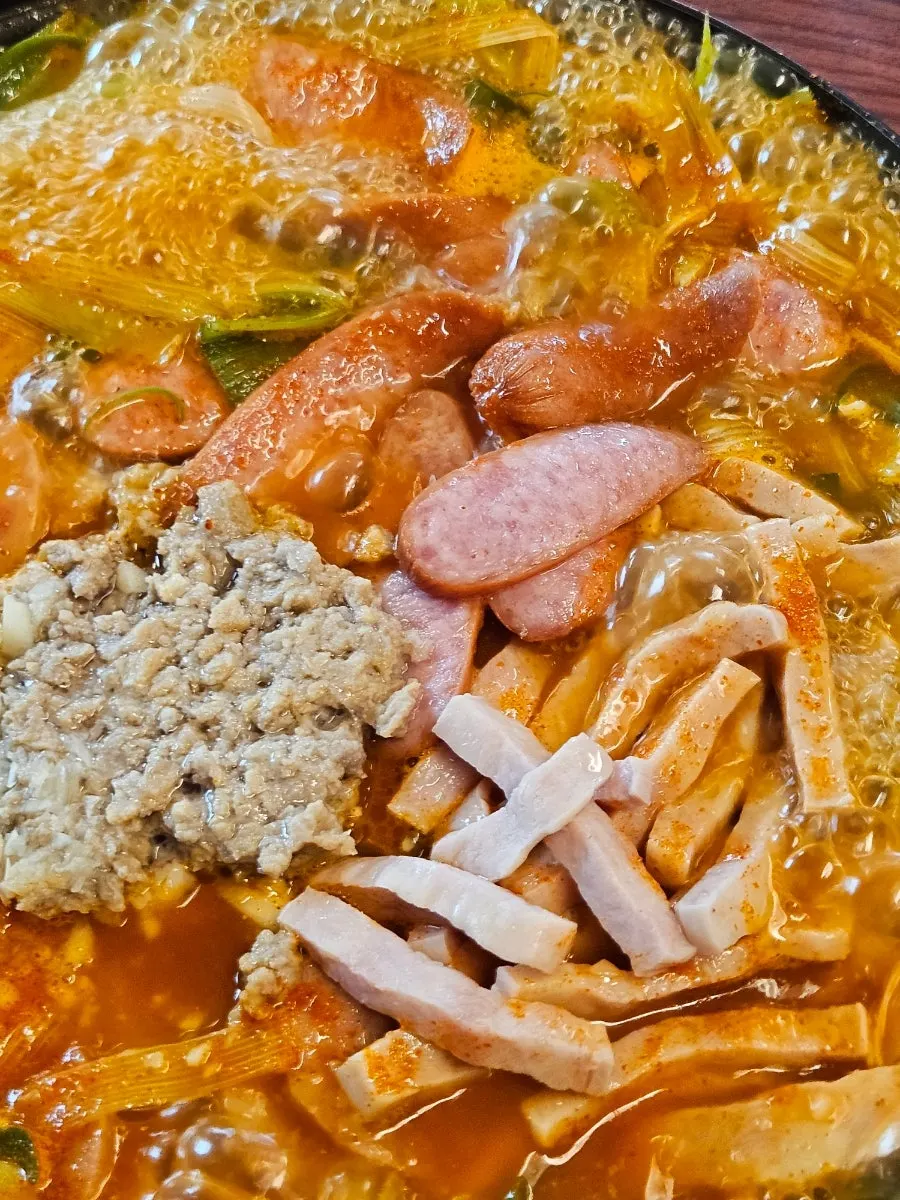 넉넉한 테이블이 놓인 매장 좌석