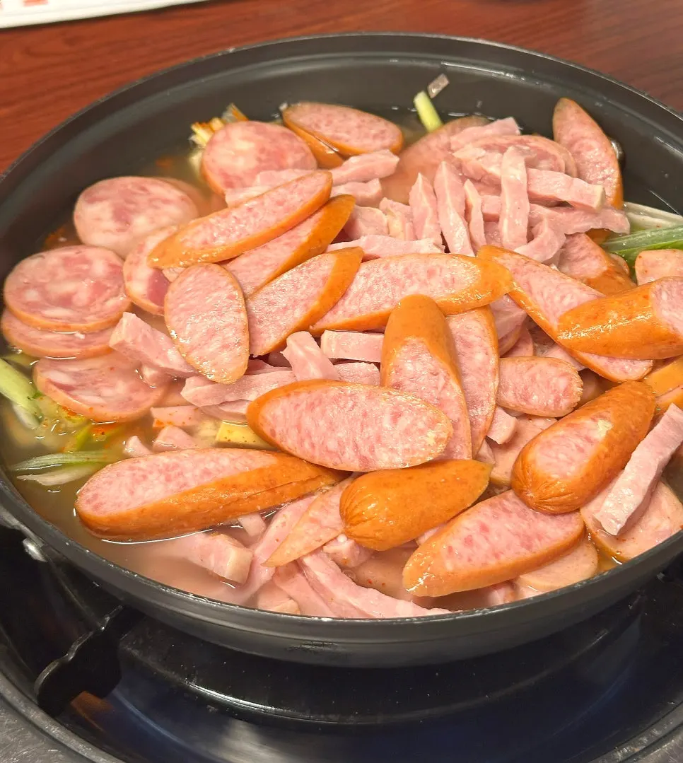 햄으로 가득 찬 부대찌개 냄비