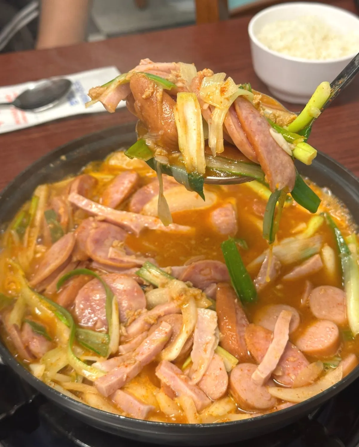 끓고 있는 부대찌개 속 여러 종류의 햄과 소시지