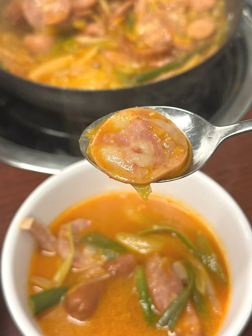 얼큰한 부대찌개 국물 한 국자