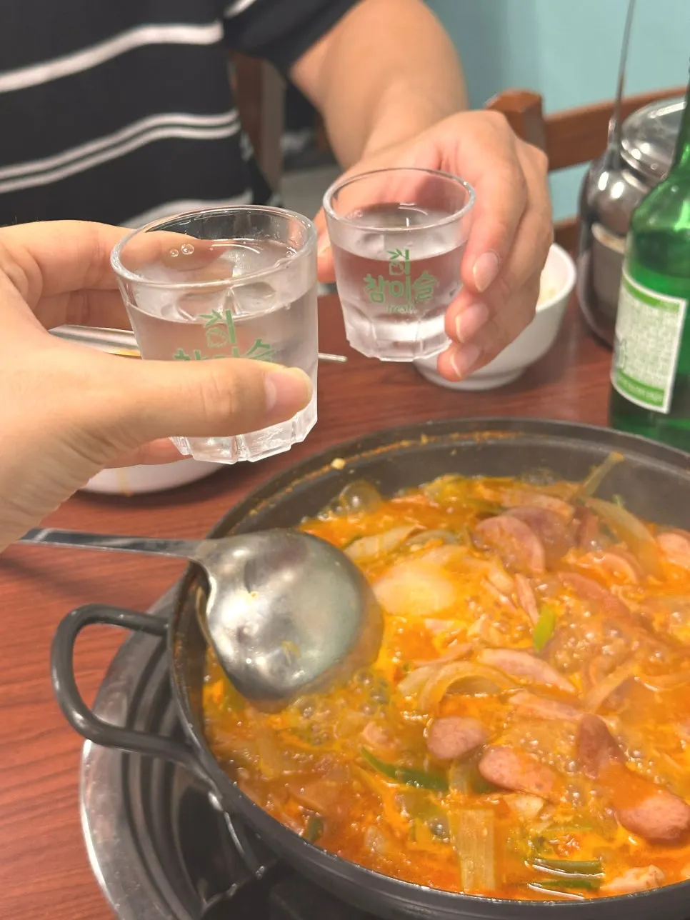 국물과 함께 덜어 먹는 부대찌개 건더기