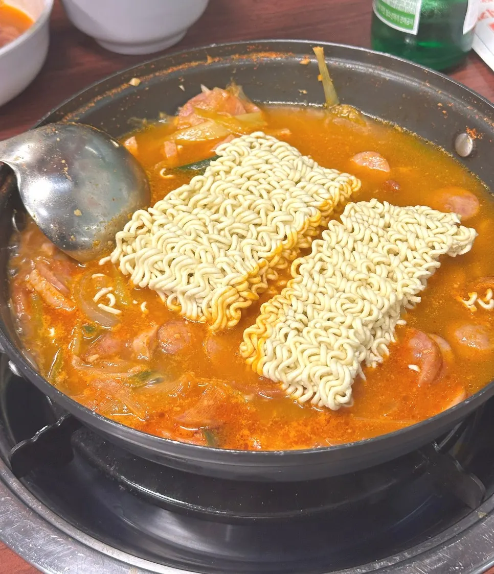 부대찌개에 넣은 진라면 사리