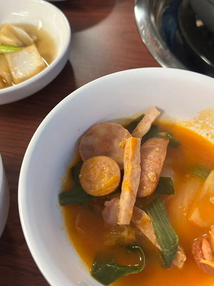 A pot filled with four kinds of sausages
