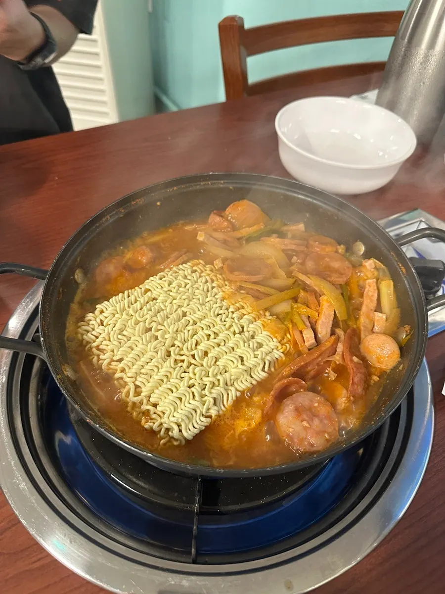 The noodle sarì added after topping up the broth