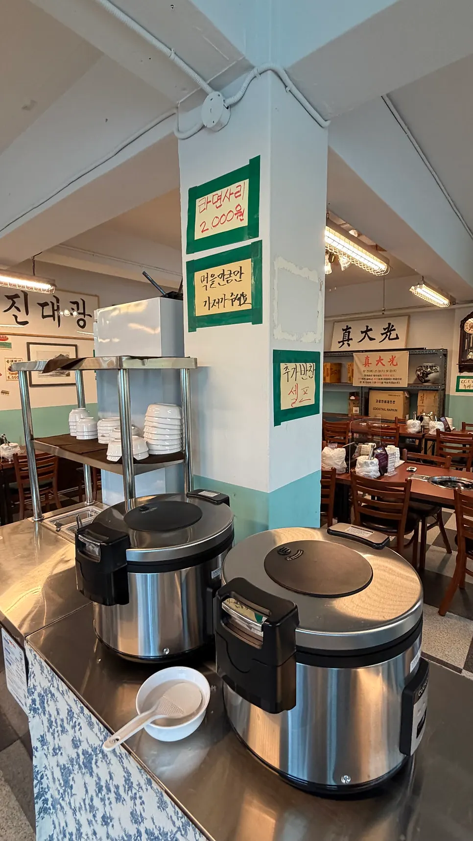 단체 회식이 가능한 넓은 홀 좌석