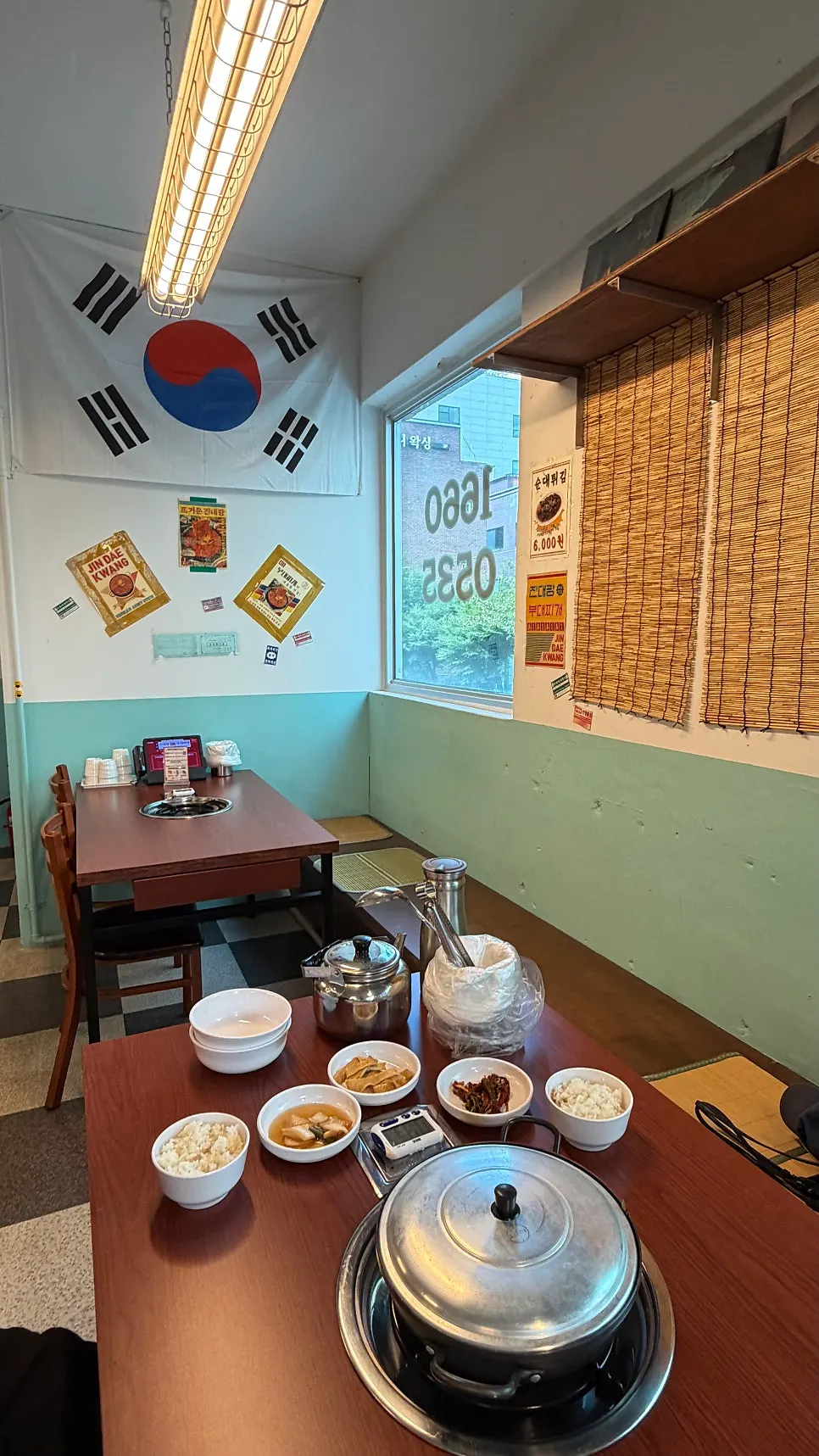 성수점 테이블이 늘어선 매장 전경
