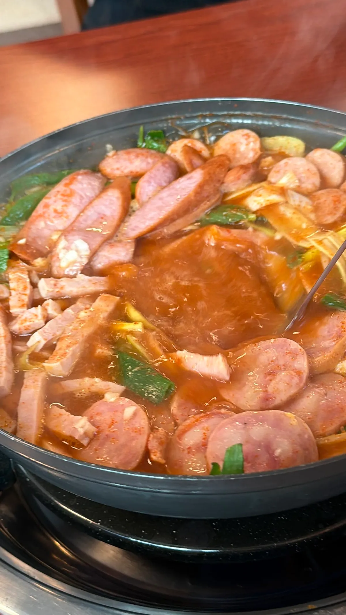 햄이 가득한 송탄식 부대찌개 클로즈업