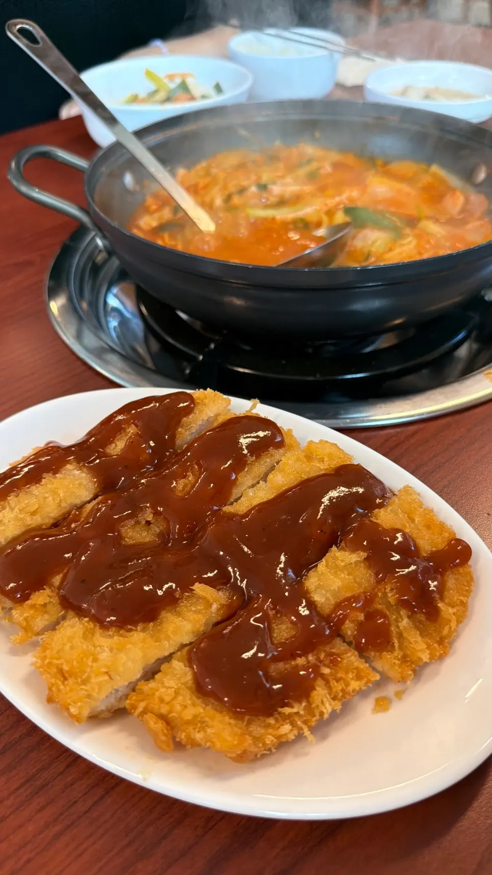 국물에 비벼 먹는 부대찌개 한 그릇