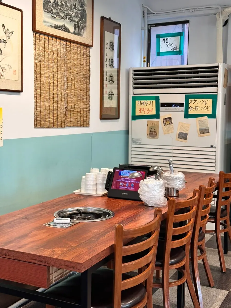 Interior of Songtan Jindaegwang Budae Jjigae Seongsu Branch