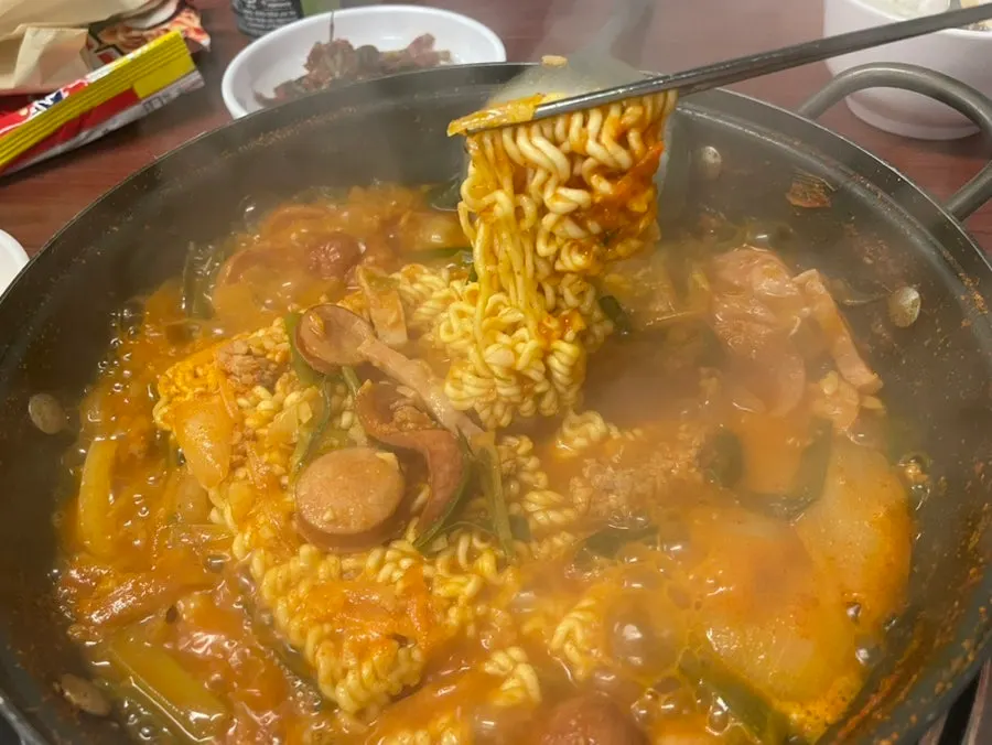 Jin Ramen spicy flavor noodle sarì added to the stew