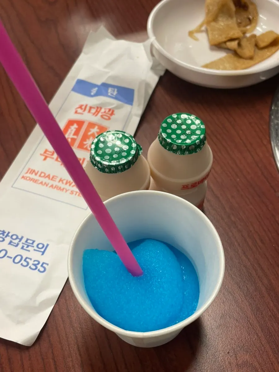 Slushie machine with cola and papaya flavors for dessert