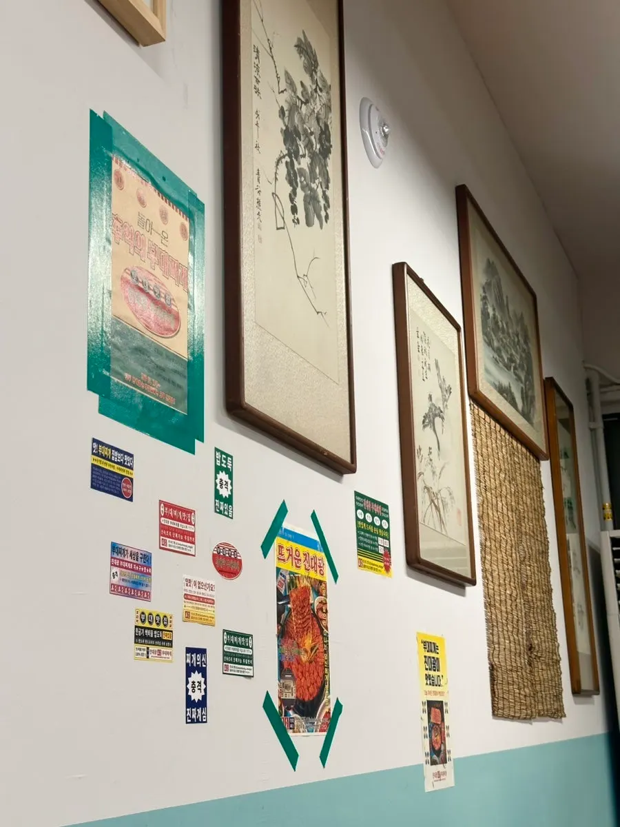 間隔の広いプデチゲ店のテーブル席