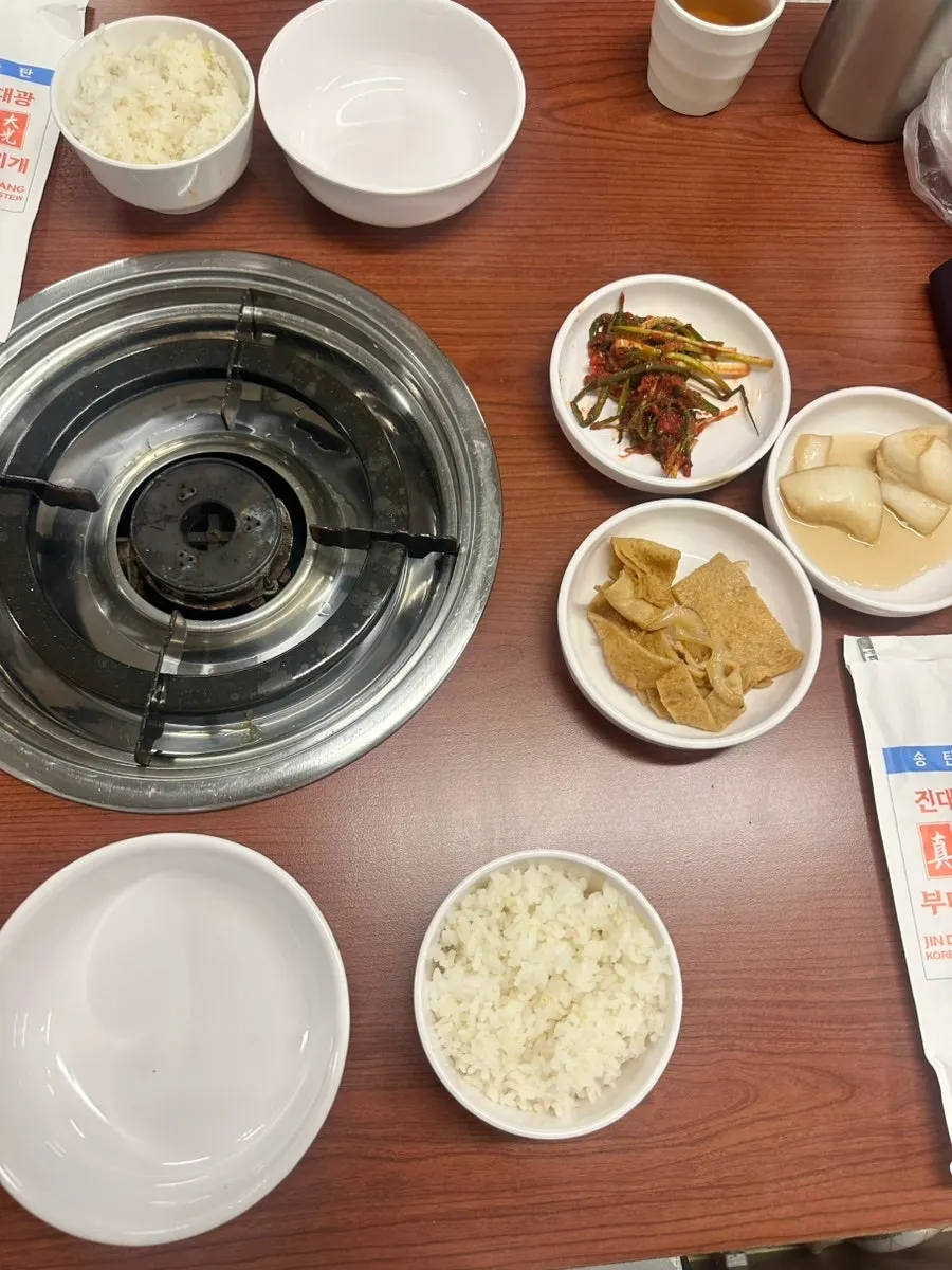 練り物・ネギキムチ・玉ねぎ漬物と山盛りご飯の基本セッティング