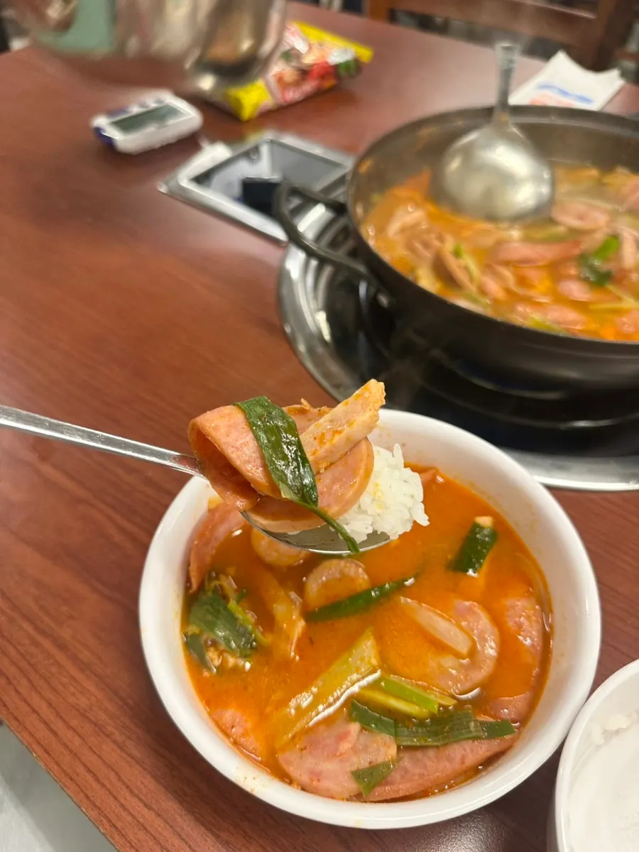 ソーセージとお肉がぎっしりのプデチゲのクローズアップ