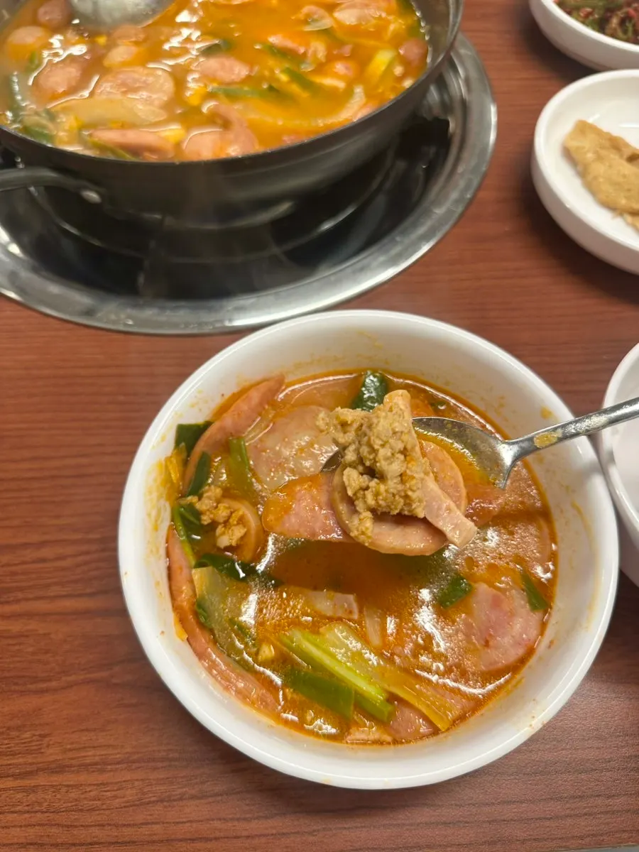 ご飯の上に乗せたソーセージ一口