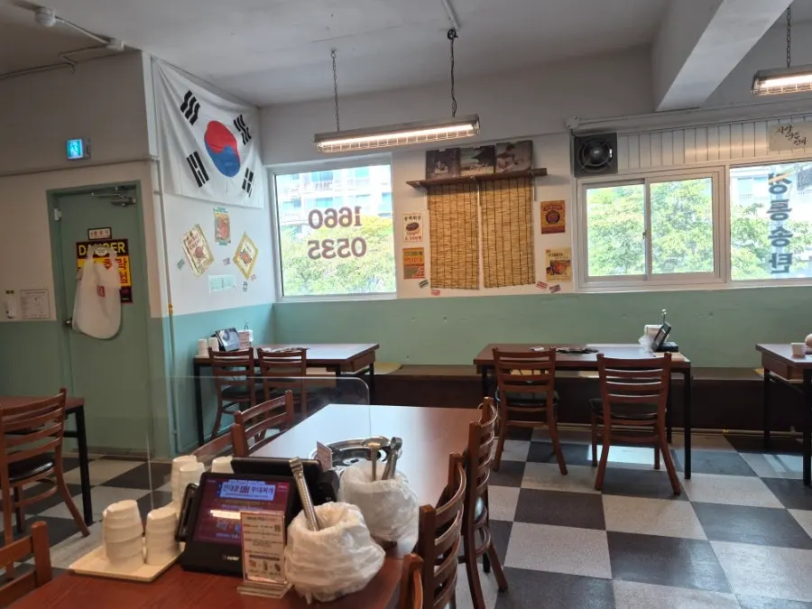 Tables and lighting at the army stew restaurant