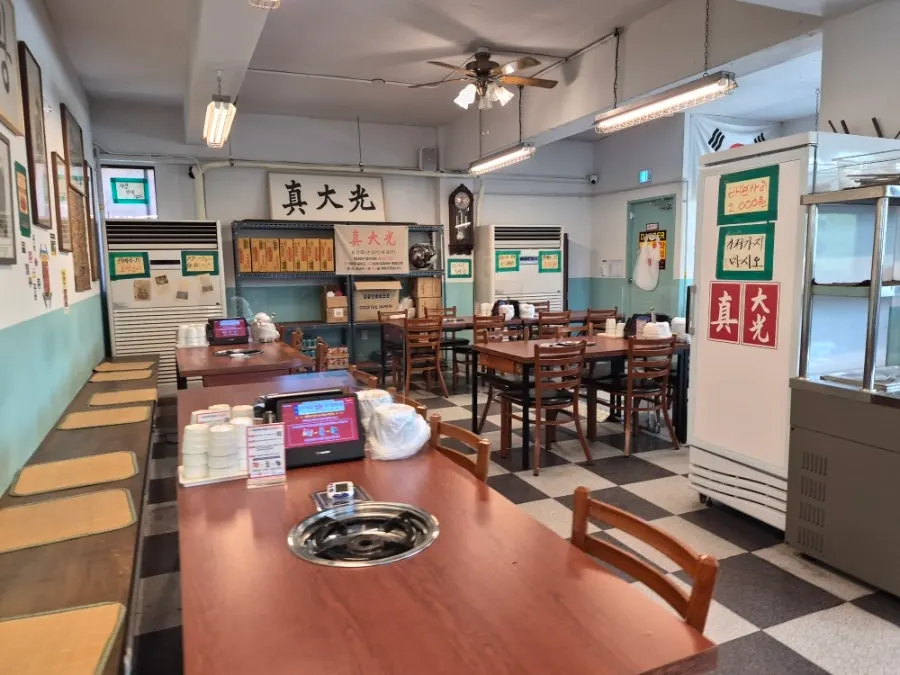 Retro flooring and overview of the dining hall