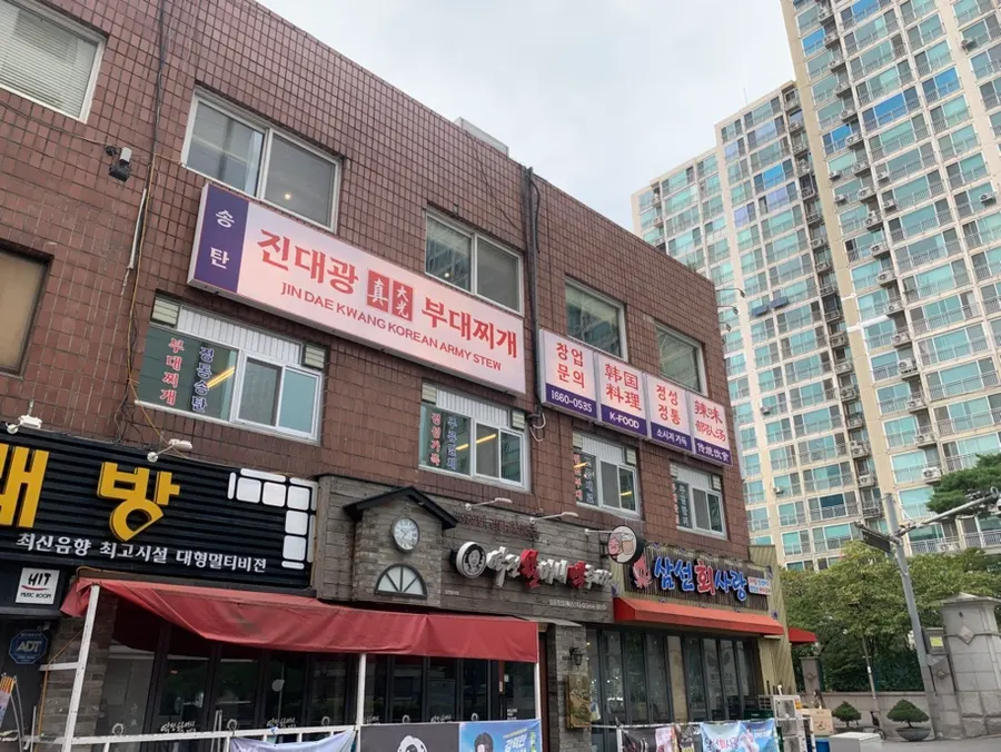건물 앞 주차장이 있는 매장 외부