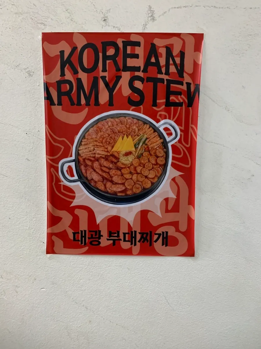 LP와 옛날 포스터가 놓인 벽면