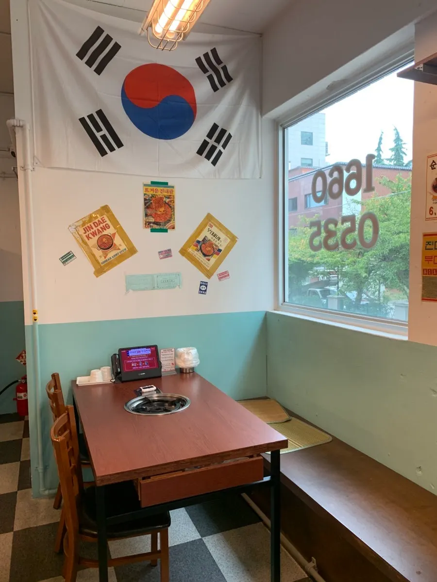 액자와 포스터로 꾸민 매장 내부