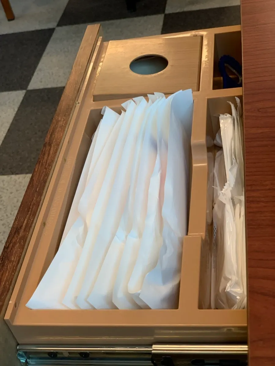 정돈된 테이블과 셀프바