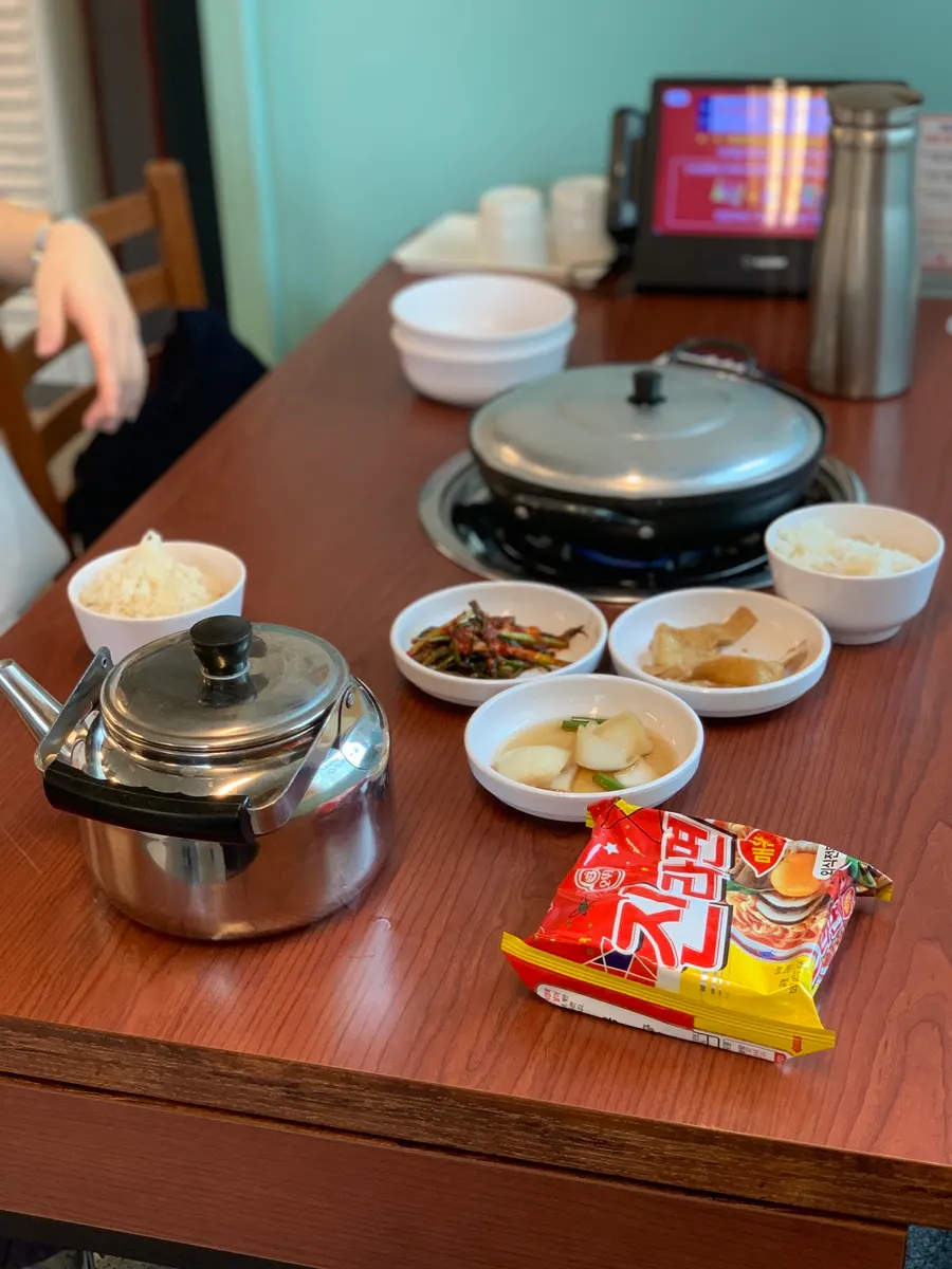 뚜껑 닫힌 채 나온 부대찌개 냄비