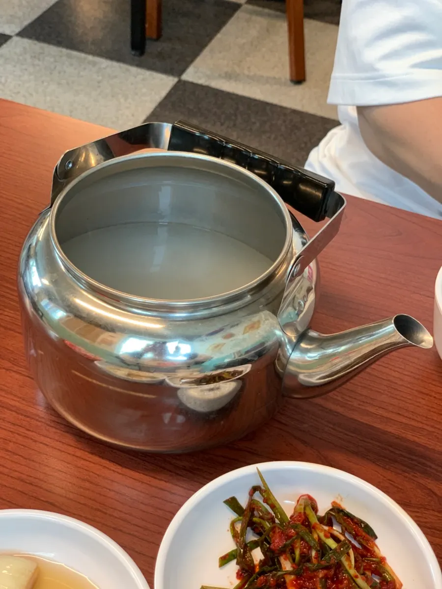 뚜껑을 열어 햄과 소시지가 드러난 부대찌개