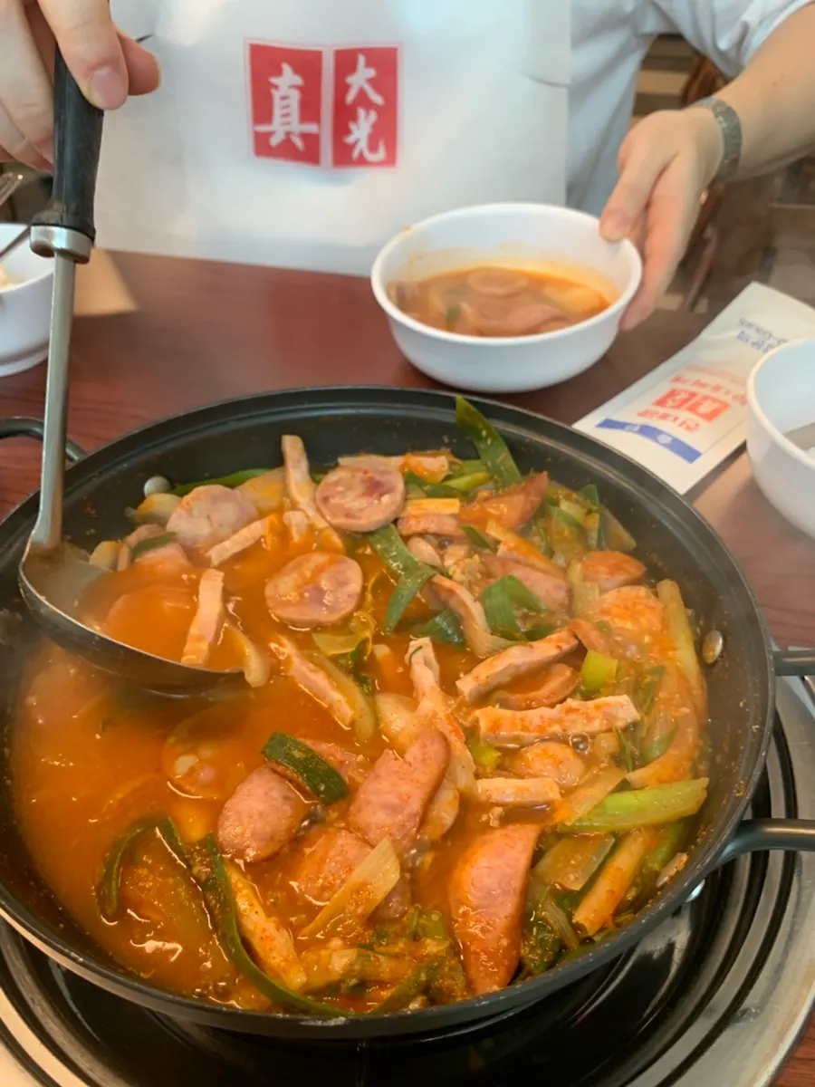 냄비를 가득 채운 햄과 프리미엄 소시지