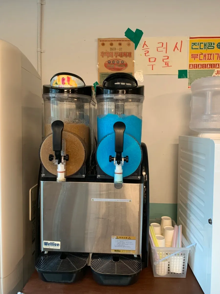 슬러시와 커피가 있는 후식 코너