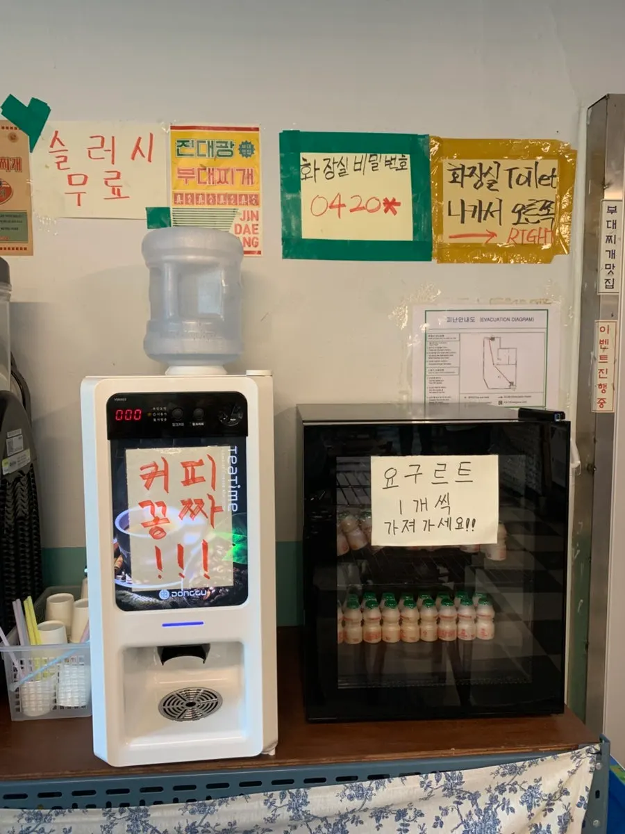 요구르트가 놓인 후식 코너