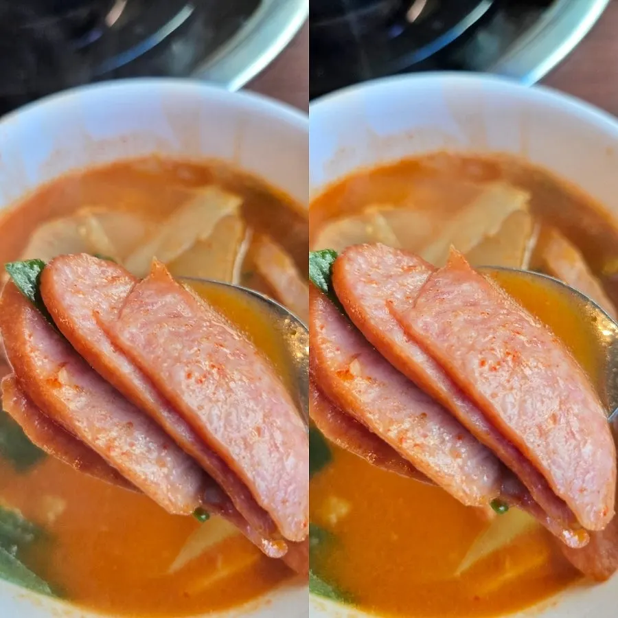 추가한 모듬소시지가 올라간 부대찌개