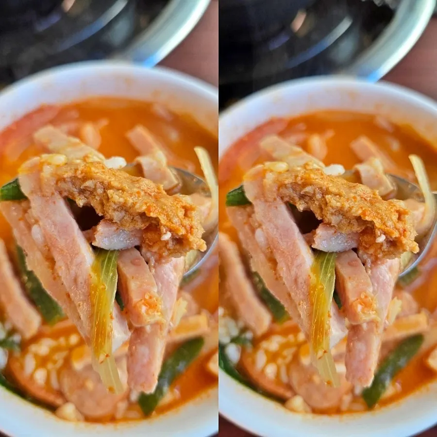 다양한 소시지를 골라 먹는 부대찌개 한 냄비