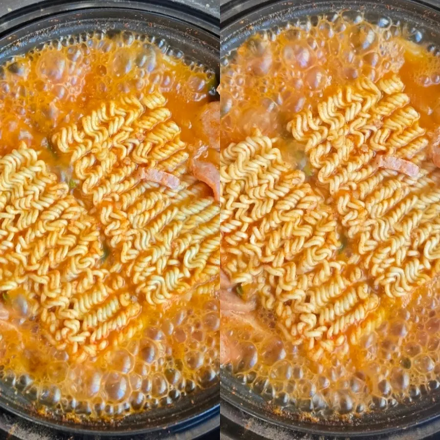 라면사리를 넣어 끓인 부대찌개