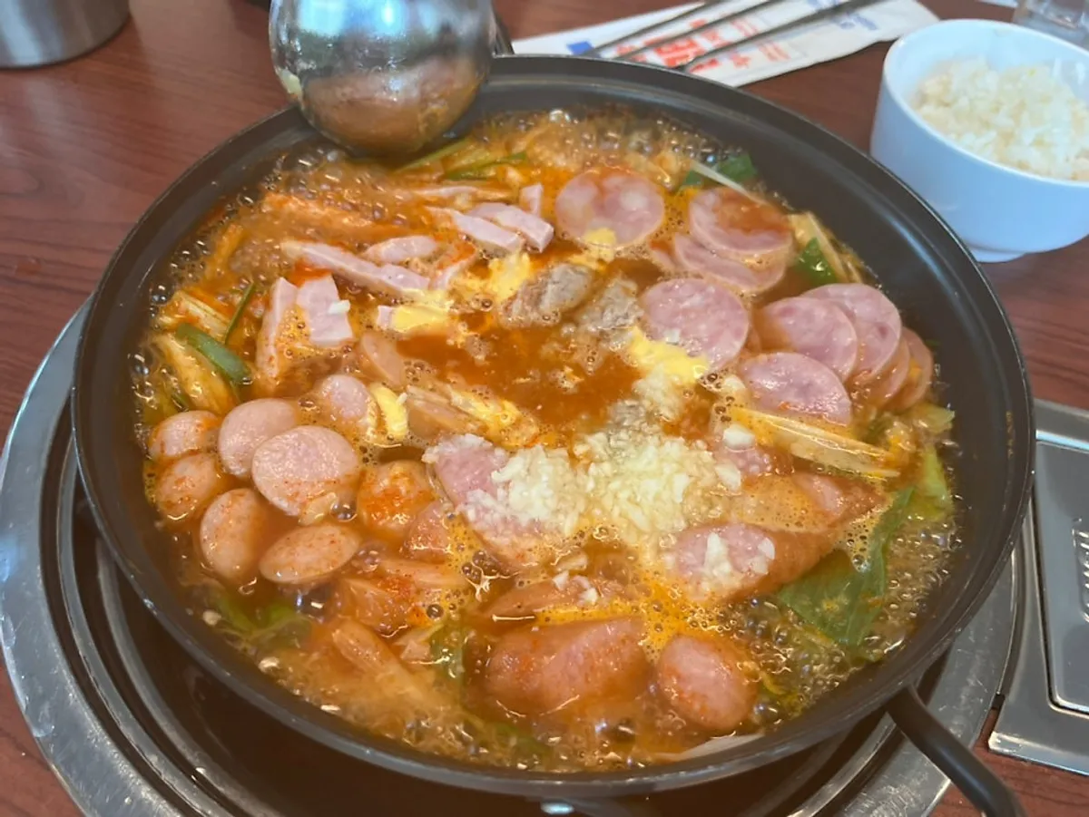 A full pot of budae jjigae at Songtan Jindaegwang Budae Jjigae Seongsu Branch
