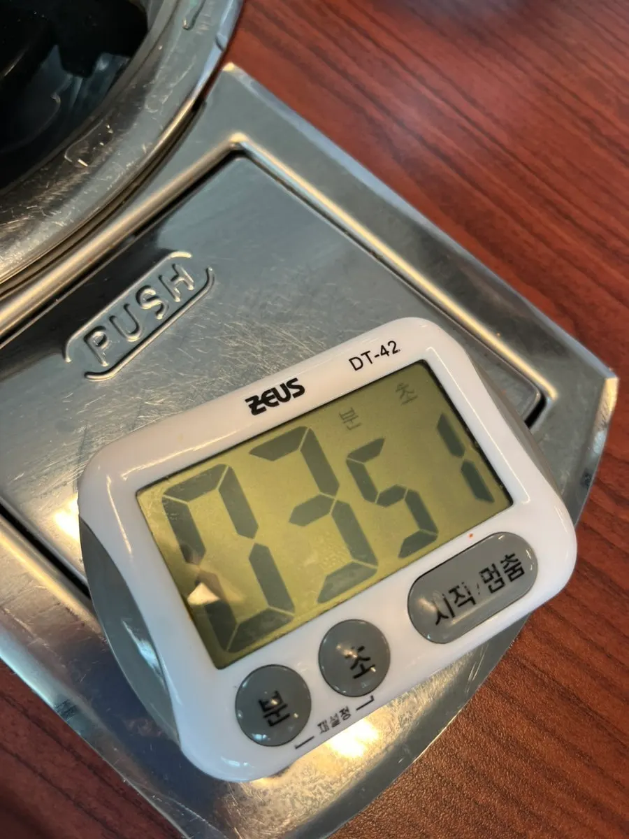 Tabletop alarm clock showing the cooking time