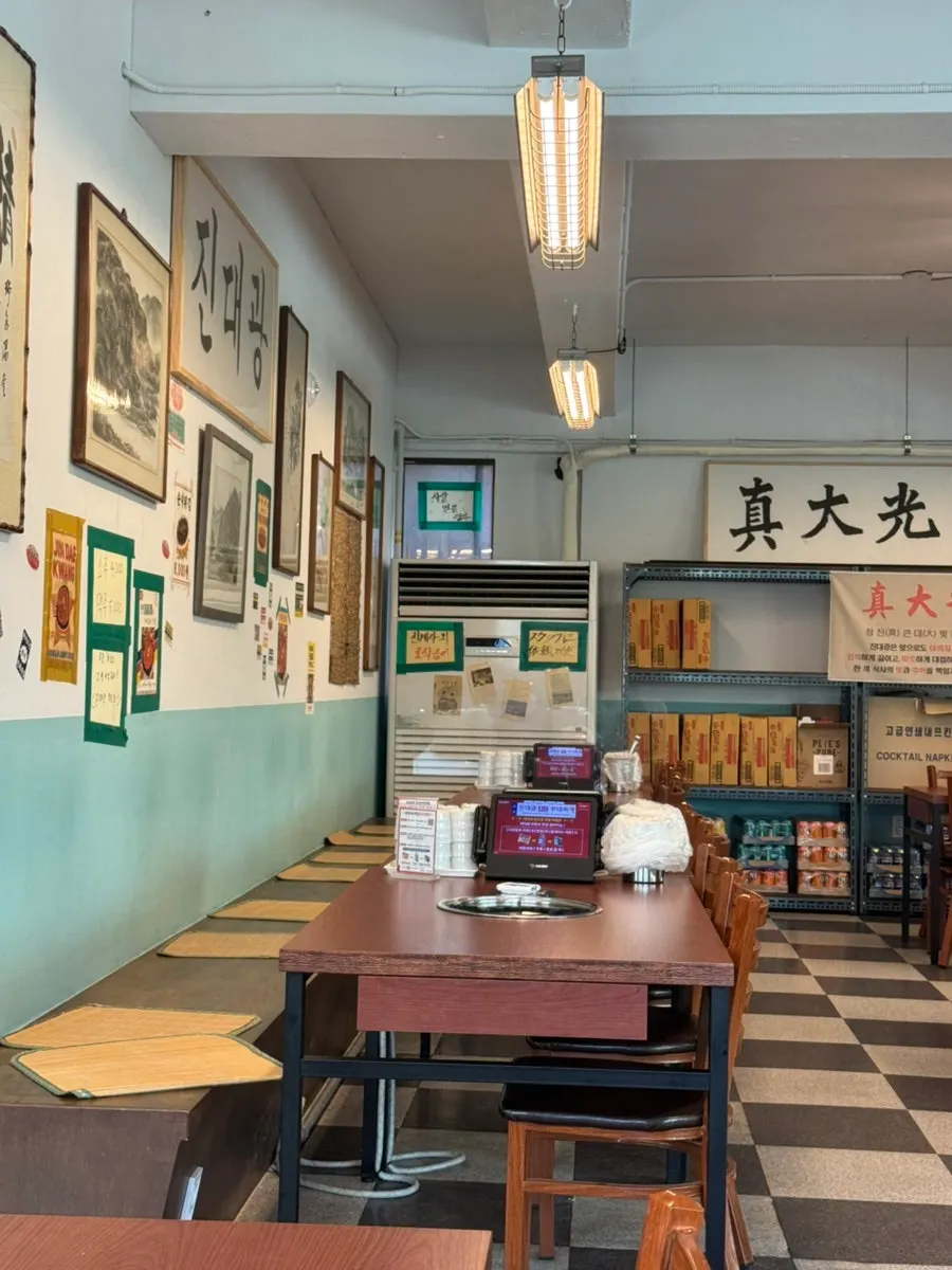 Interior restoran budae jjigae bergaya retro
