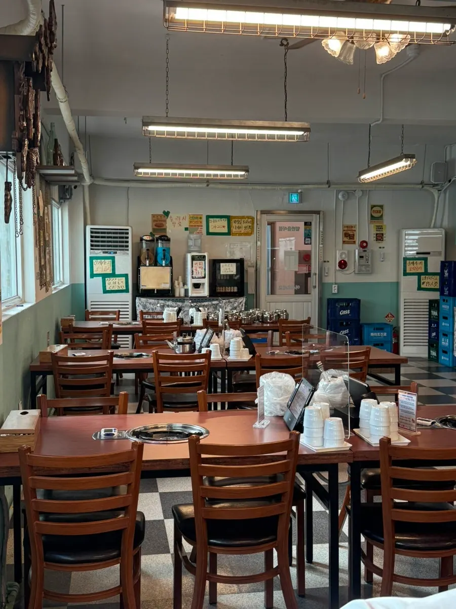 Interior restoran dengan meja panjang