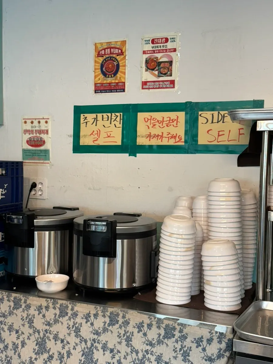 Self bar dengan nasi dan lauk bebas isi semula