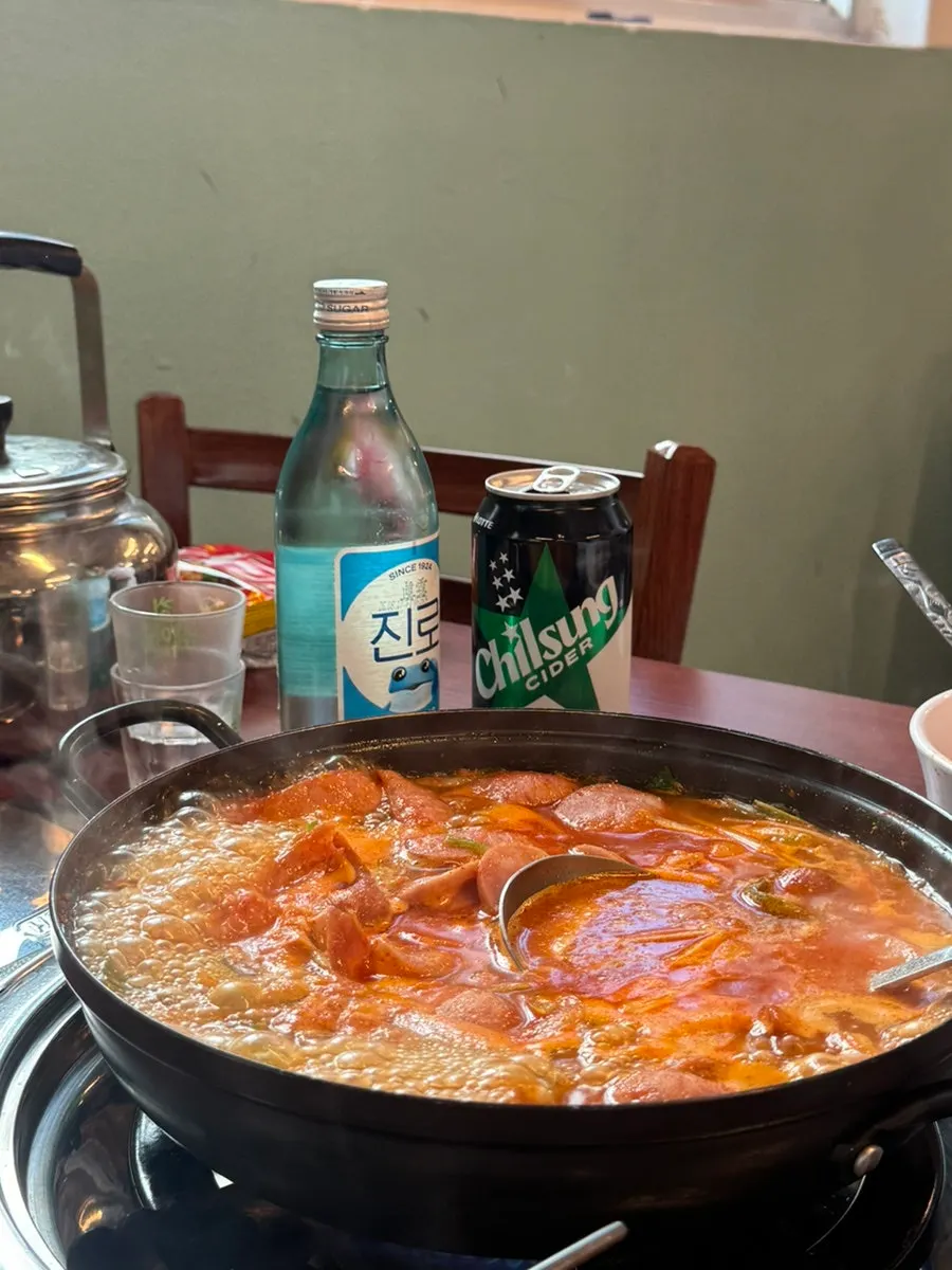 Budae jjigae dengan tambahan modum sosej