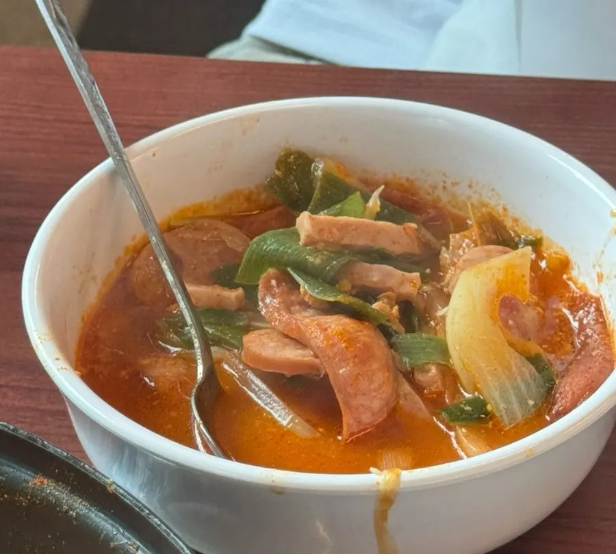 Sup budae jjigae pedas dan soju