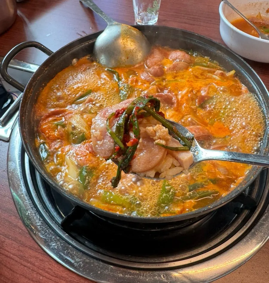 Sosej bulat-bulat dalam budae jjigae