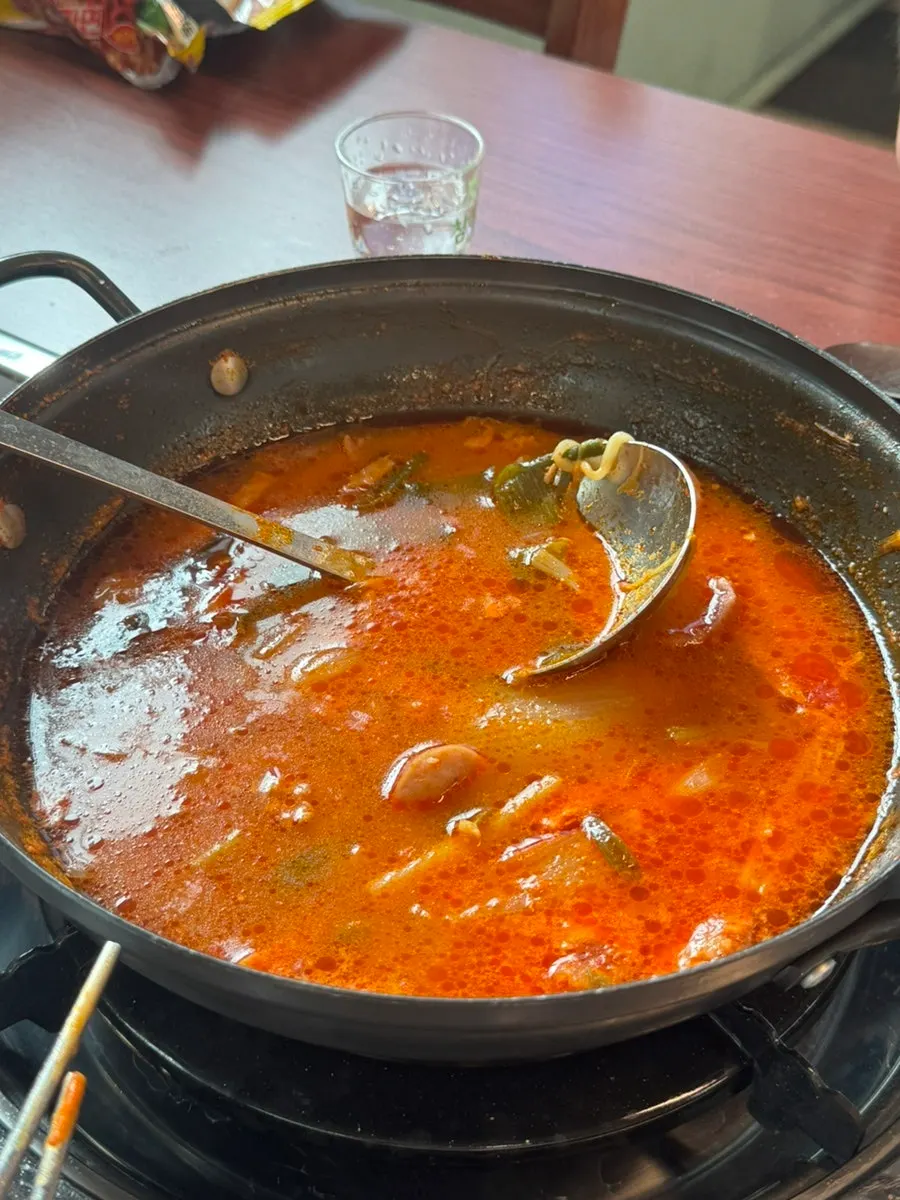 Budae jjigae dengan ramyeon sari ditambah
