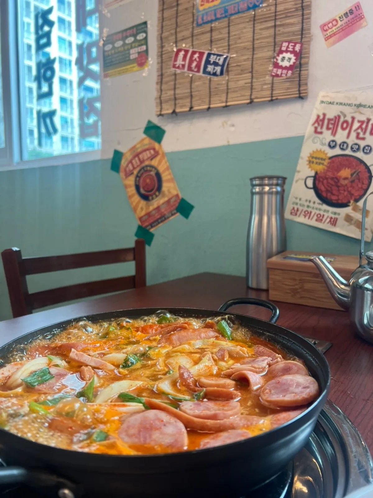 Budae jjigae Seongsu yang penuh dengan sosej
