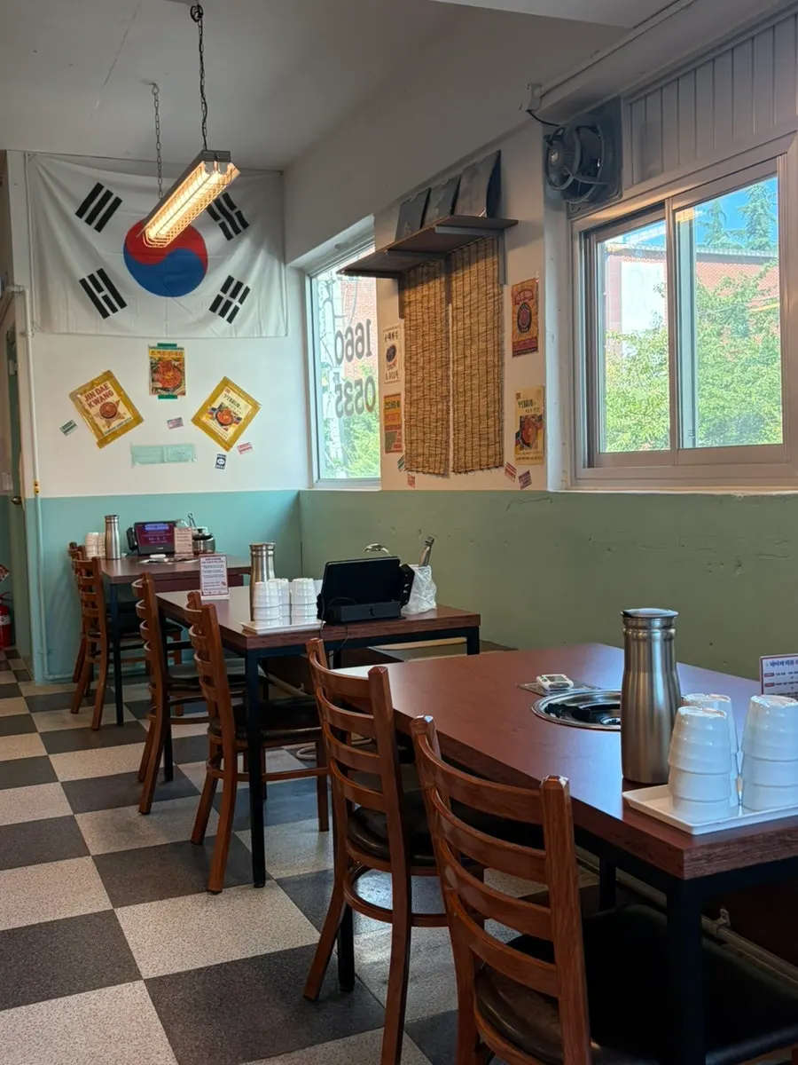 Self-service station for side dishes and rice