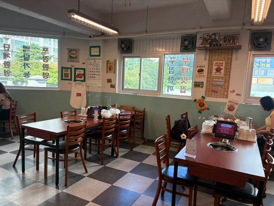 Restaurant entrance with a retro atmosphere