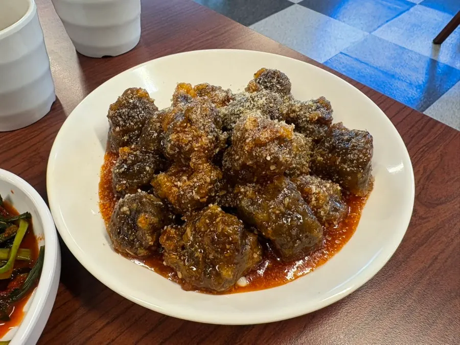 Fried sundae with tteok-kkochi sauce